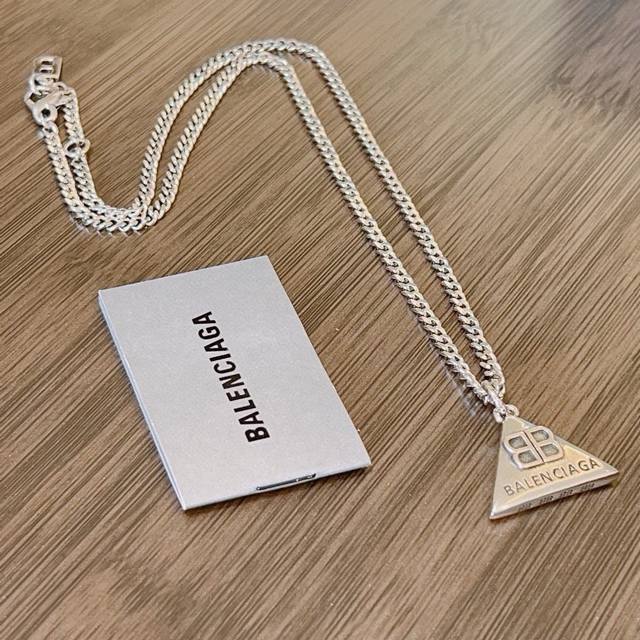 p110。 原单货新品 巴黎世家项链 Balenciaga 新款项链专柜一致 细节做工精细 每个细节流程到位 设计工艺精细 火爆款出货 设计独特 复古风格 巴黎