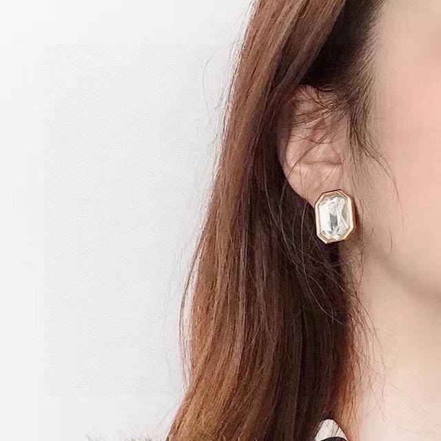 p70原单货新品 巴黎世家 Balenciaga 新款方钻耳钉专柜一致黄铜材质电镀18K金 火爆款出货 设计独特 前卫 美女必备