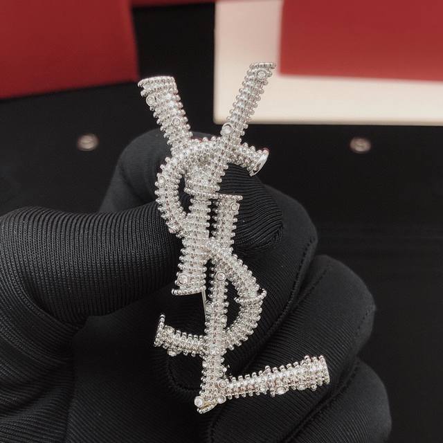 p80编号Yxz0007 一款不挑人佩戴胸针 Ysl银色麻花 男士西装外套 也能佩戴图一种独特魅力真系好爱 p80编号Yxz0007 一款不挑人佩戴胸针 Ysl银色麻花 男士西装外套 也能佩戴图一种独特魅力真系好爱