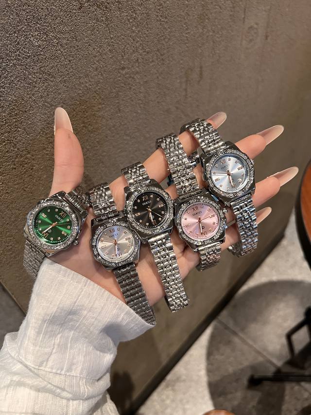 200 Gucci | A luxurious diamond-encrusted steel watch that effortlessly brings s