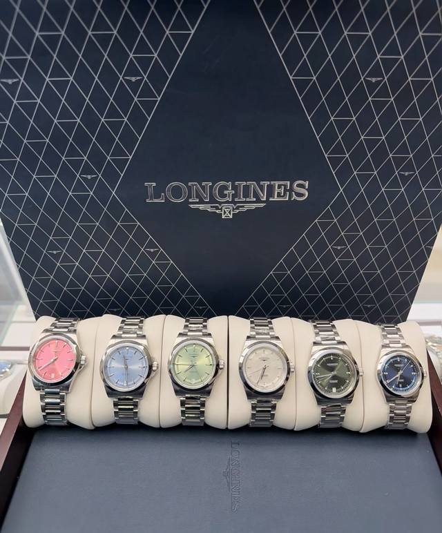 The Longines Conquest Elegance 390 understands women perfectly. The 30mm case di