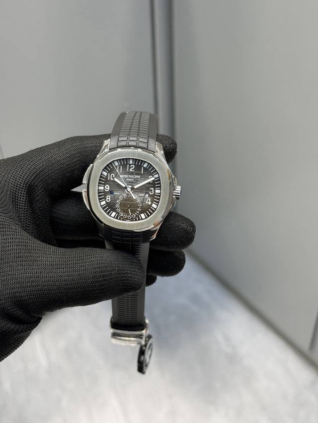 3190Zf features a 40.8mm diameter case crafted from classic Patek stainless stee