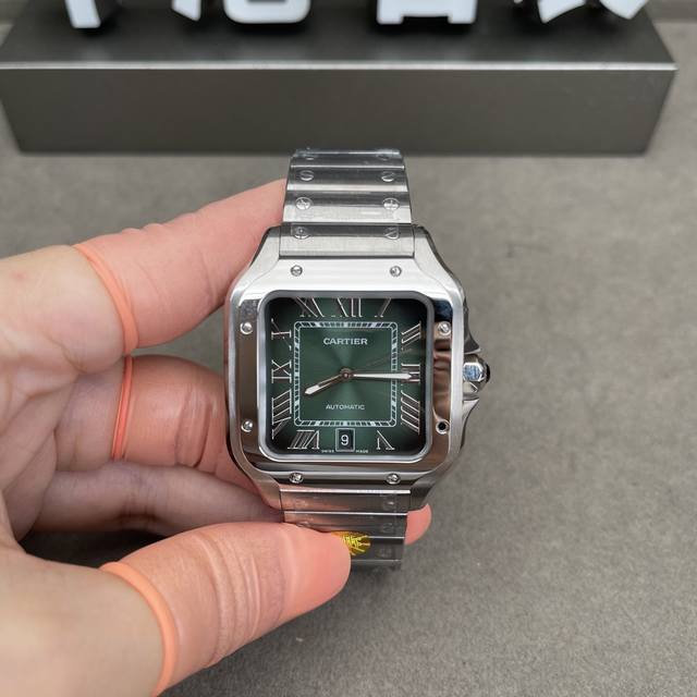 2020Af watch embodies mature charm. The 47.5 x 39.8 mm stainless steel case cont
